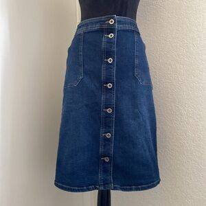 Liz Claiborne jean skirt. Buttons up front size 4, front and back pockets